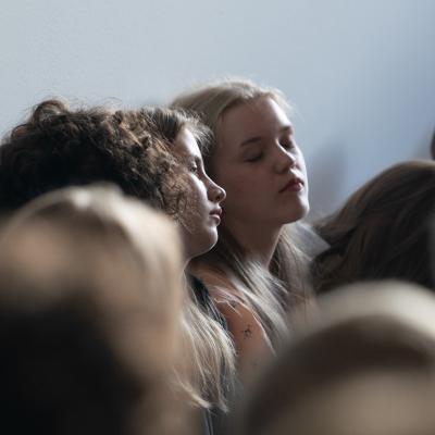Mäntän Musiikkijuhlien yleisöä nauttii konsertista. Kuva: Ville Hautakangas