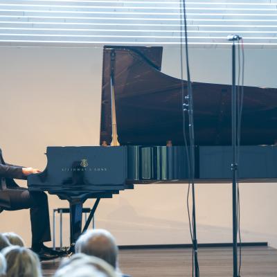 Kirill Gerstein esiintyy. Kuva: Ville Hautakangas