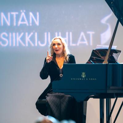 Tamara Stefanovich puhuu yleisölle. Kuva: Ville Hautakangas