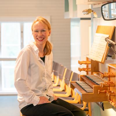 Maiju Laurila valmistautuu urkuvarttiin. Kuva: Ville Hautakangas