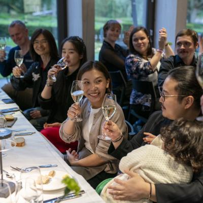 Aimi Kobayashi, Tianyao Lyu ja muita illallisella. Kuva: Ville Hautakangas