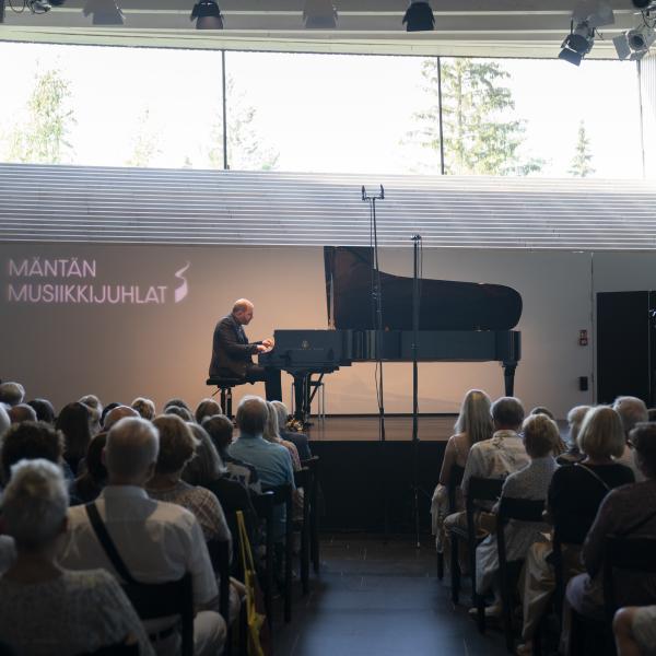 Yleiskuva konserttisalista, jossa Kirill Gerstein esiintyy.
