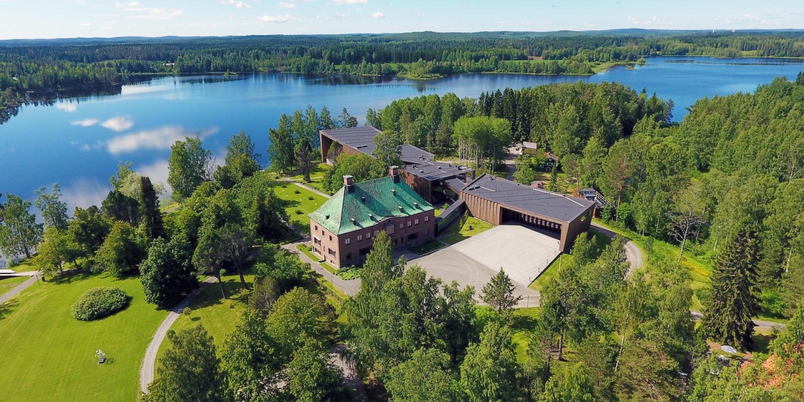 Ilmakuva Serlachiuksen museoalueesta Melasjärven rannalla.